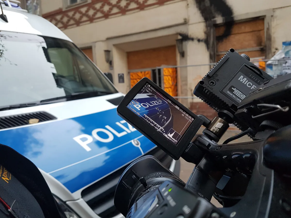 Kamera bei der journalistischen Dokumentation eines Polizeieinsatzes