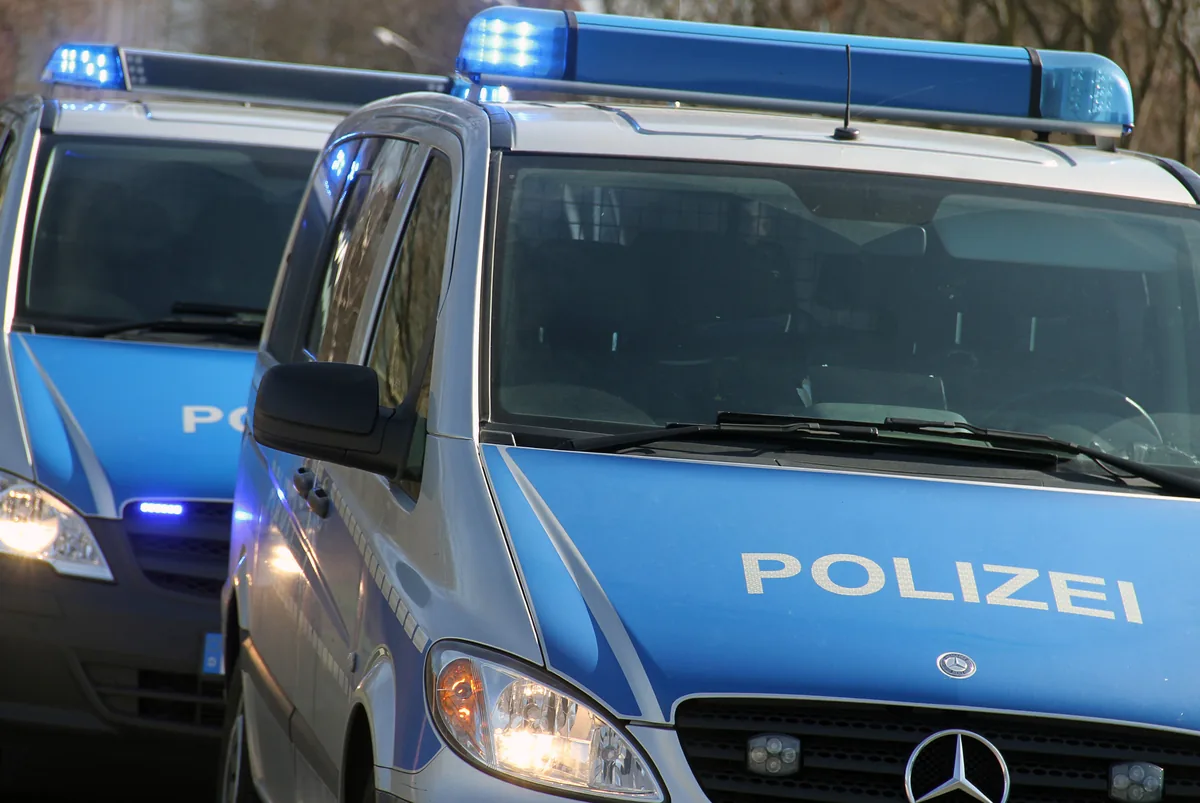 Polizeifahrzeuge mit eingeschaltetem Blaulicht