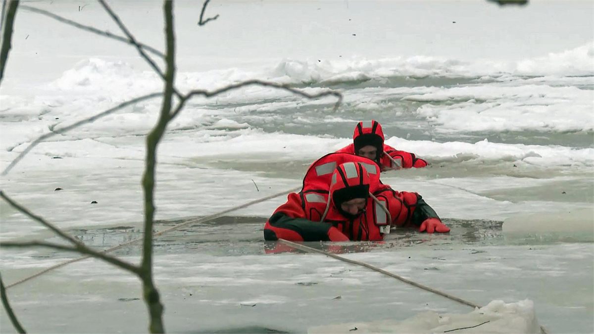 Einsatzkräfte bei einer Eisrettung