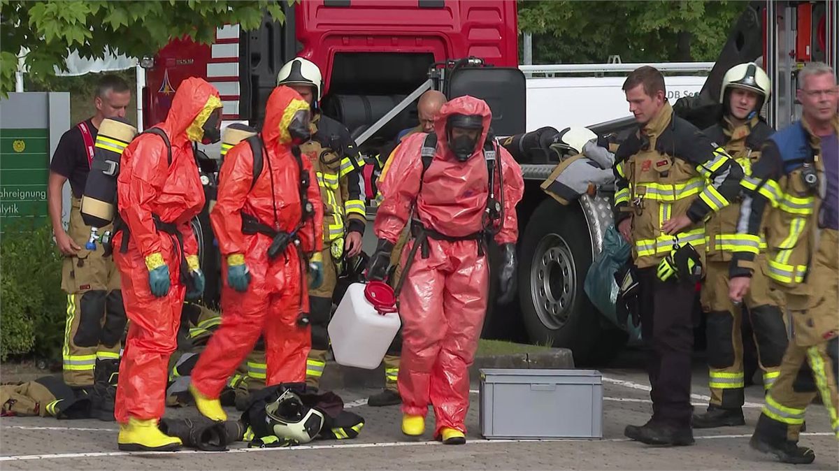 Feuerwehrkräfte in Chemikalienschutzanzügen