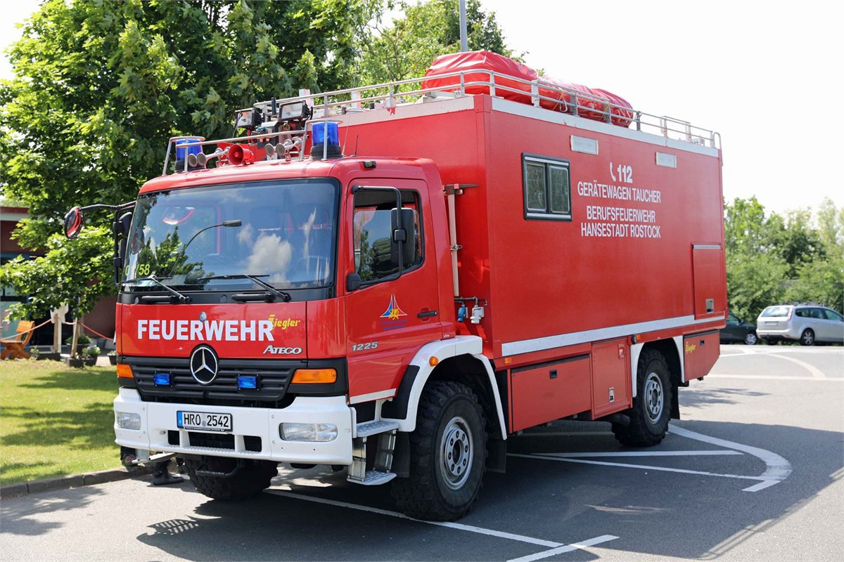 Gerätewagen Taucher der Feuerwehr Rostock