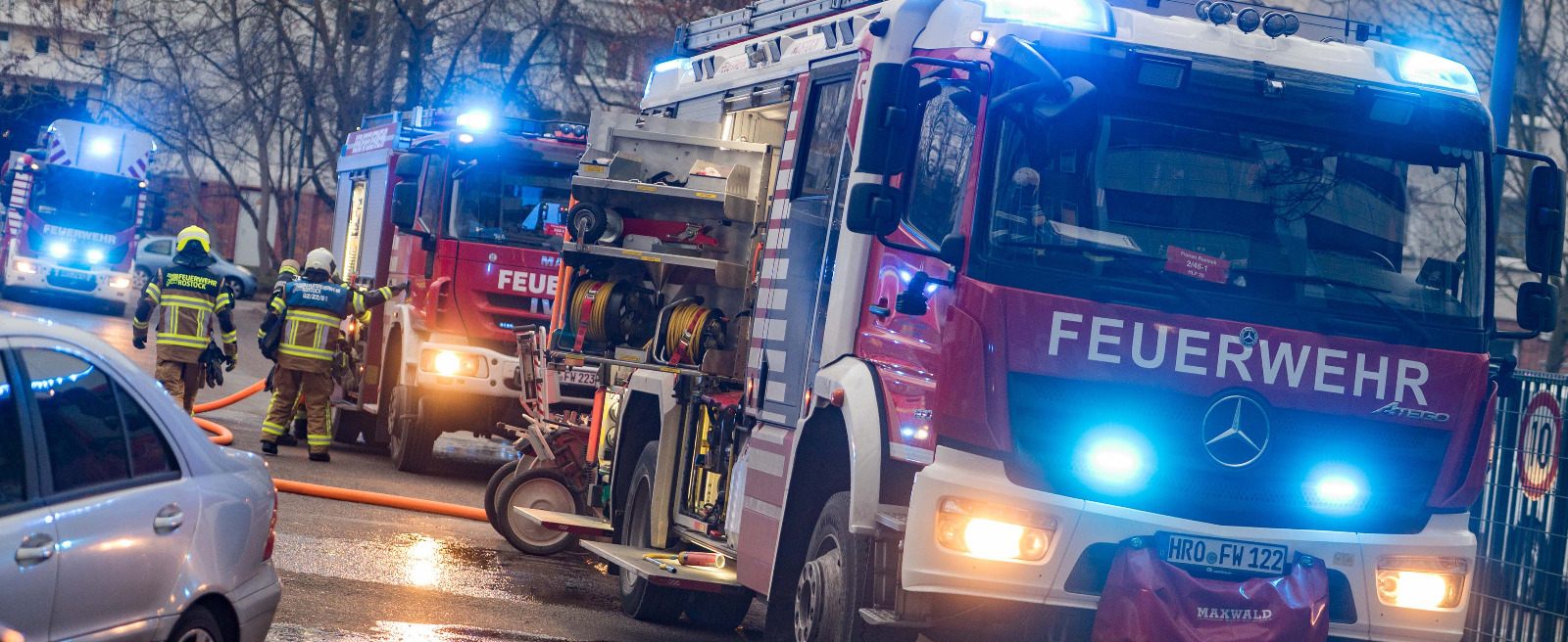 Mehrere Feuerwehrfahrzeuge an einer Einsatzstelle
