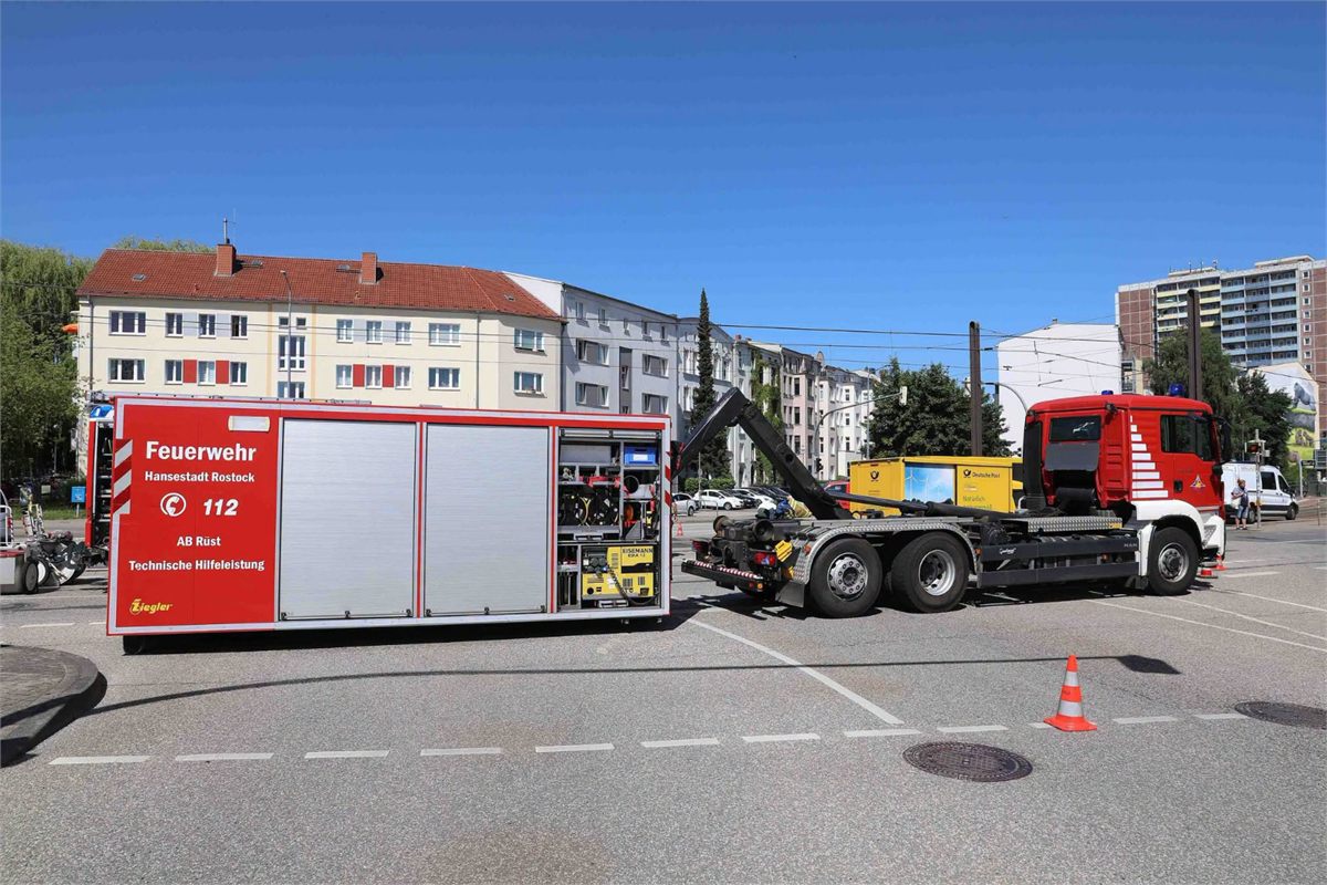 Wechsellader der Feuerwehr mit einem Abrollbehälter
