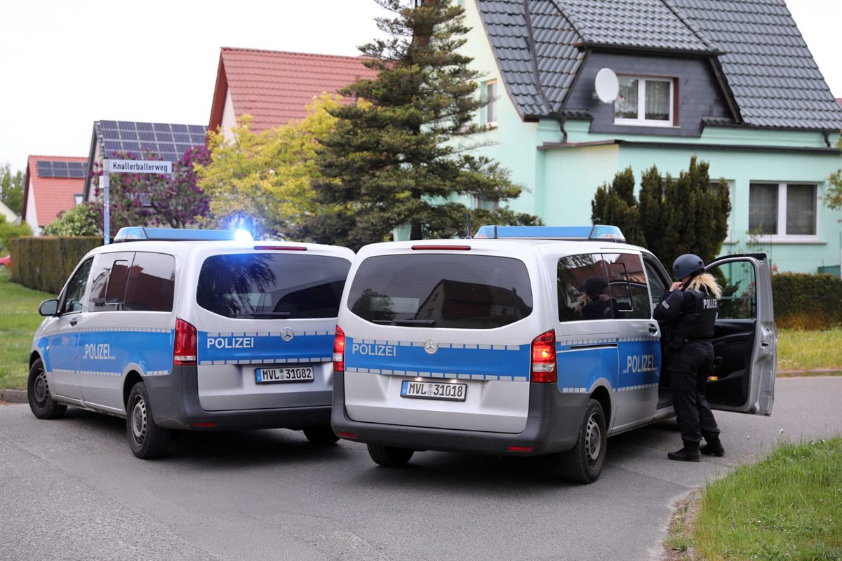 Mehrere Polizeifahrzeuge an einer Einsatzstelle