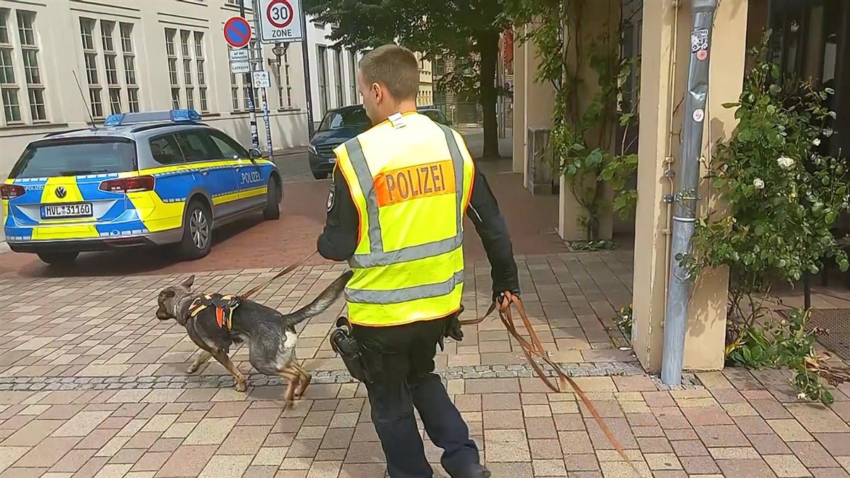 Polizist mit einem Suchhund