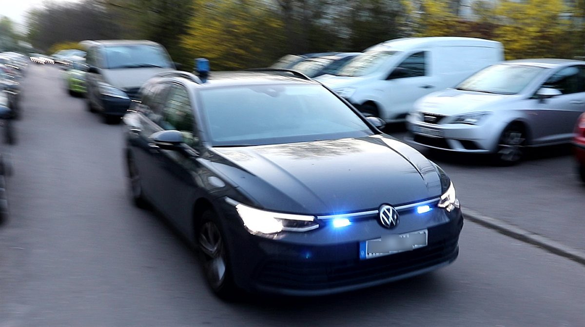 Ziviles Polizeifahrzeug mit eingeschaltetem Blaulicht